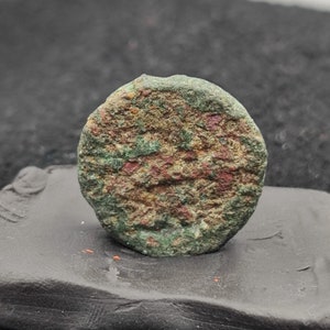 Ancient antique rare indo greco greek kushan bronze coin (155-189ad) c-2y