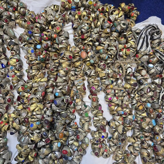 Wholesale Lot 3000 Pieces Antique vintage rings with agate, Glass and Resin center Stones 19 KG or 41.8 pounds