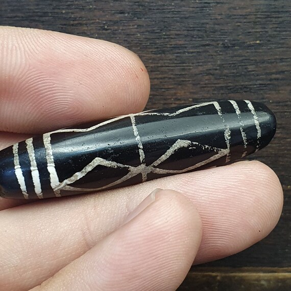 Himalayan indo tibetan central asian etched agate beads decorated bead bd et 14