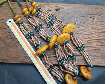 Collar de joyería vintage de 340 gramos hecho a mano con resina ámbar y cuentas de vidrio. Regalo.