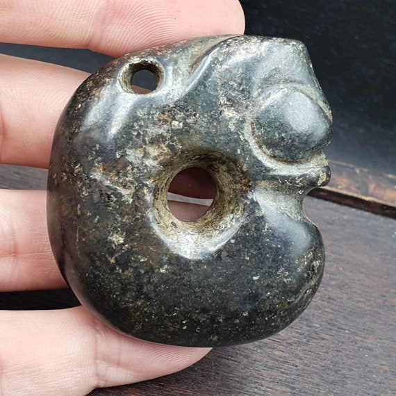 Antique black magnetic stone mysterious animal carving stone bead amulet mg-9-8