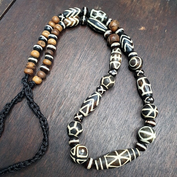 Vintage black and white pumtek pyu burmese beads long necklace