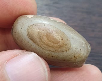 Amuleto antiguo de cuentas de ágata tibetana himalaya con patrón natural de ojos y bandas