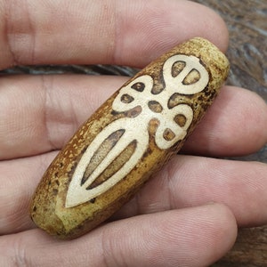Tibetansk himalayasisk jaspispärla-amulett