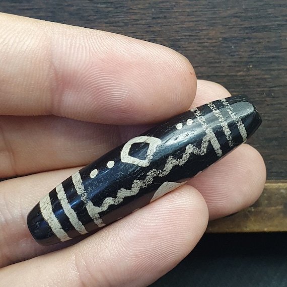 Himalayan indo tibetan central asian etched agate beads decorated bead bd et 17
