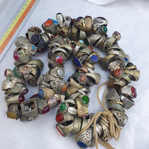 lot 155 Pieces Antique vintage rings with agate, Glass and Resin center Stones