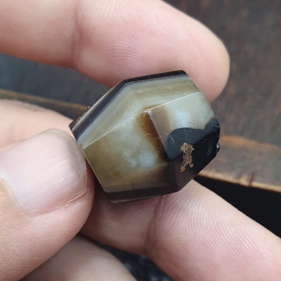 Antique Black & brown banded Agate Bead 20.2mm Yemeni Chung Agate Amulet