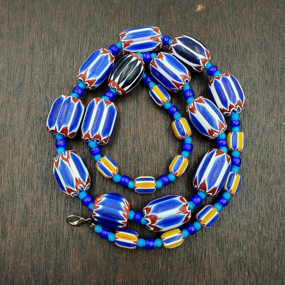 Vintage venetian white heart with blue chevron glass beads necklace. bg-12