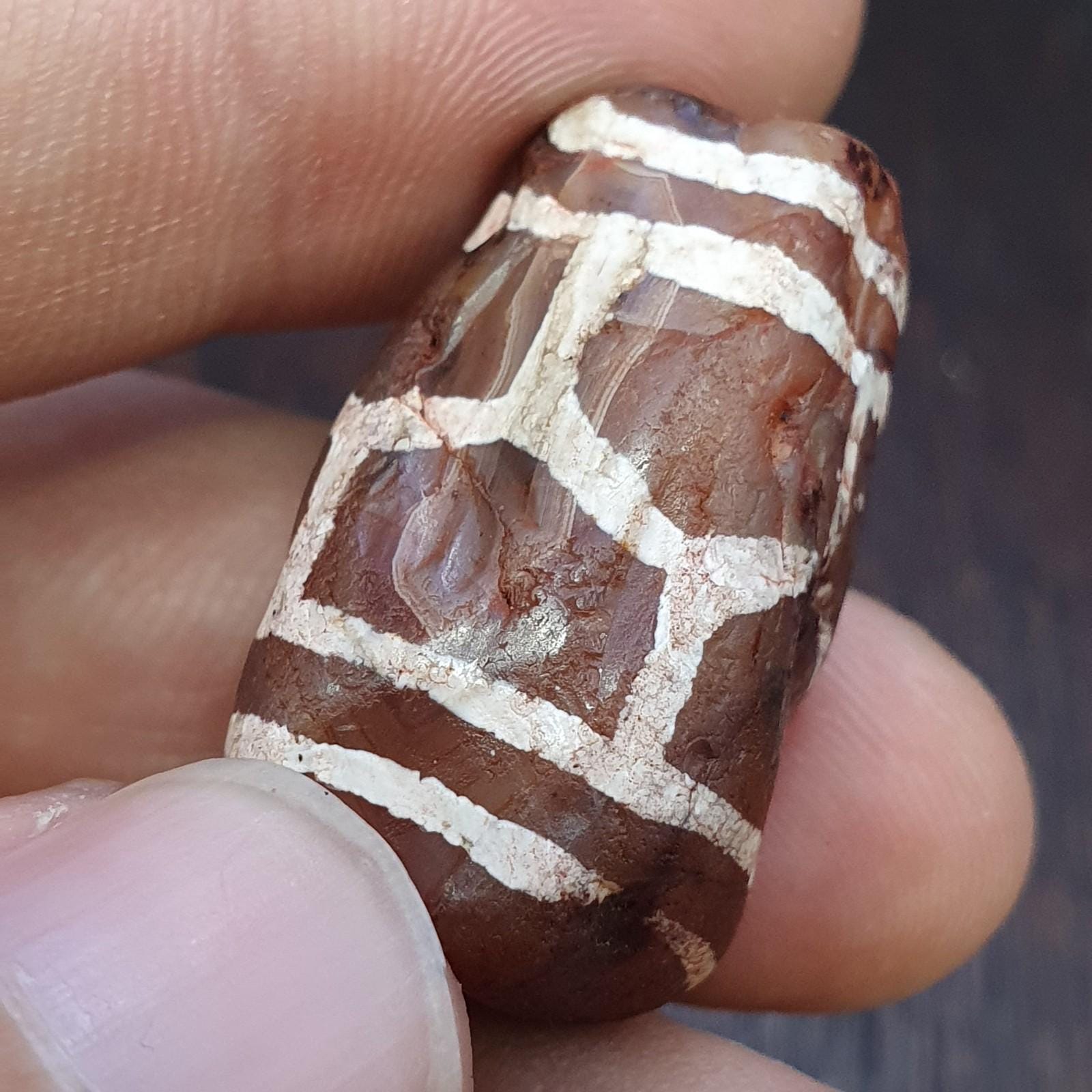 J3アンティークチベットエッチングレッドアゲートビーズ装飾