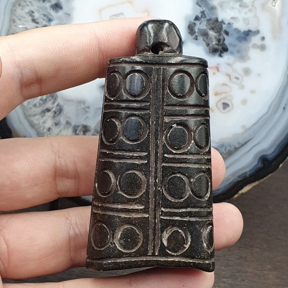 Antique black magnetic stone mysterious animal carving stone bead amulet mg-9-3