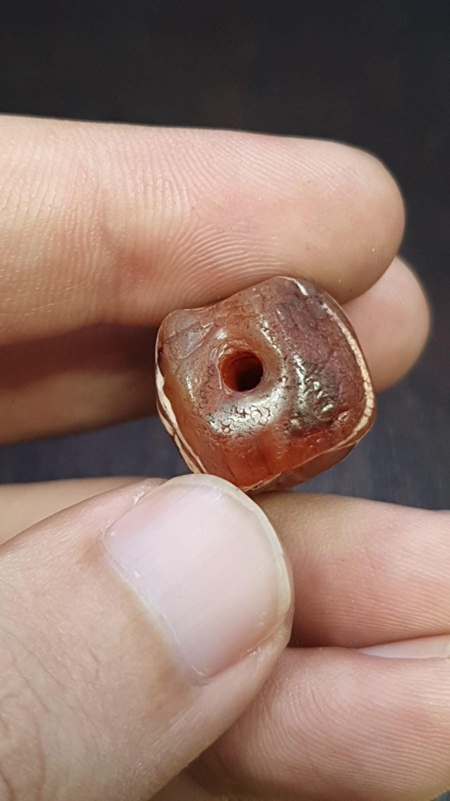 J3アンティークチベットエッチングレッドアゲートビーズ装飾