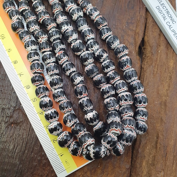 Black White Feathered African Style Round Glass Chevron Pattern Beads Strand