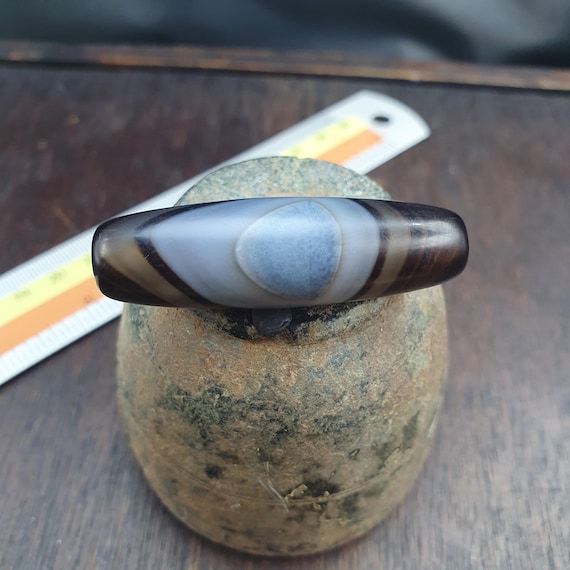 Vintage old himalayan indo tibetan eye agate bead Himalayan Indo Tibetan rare Patterns pure Natural Eyes Banded Agate Amulet,