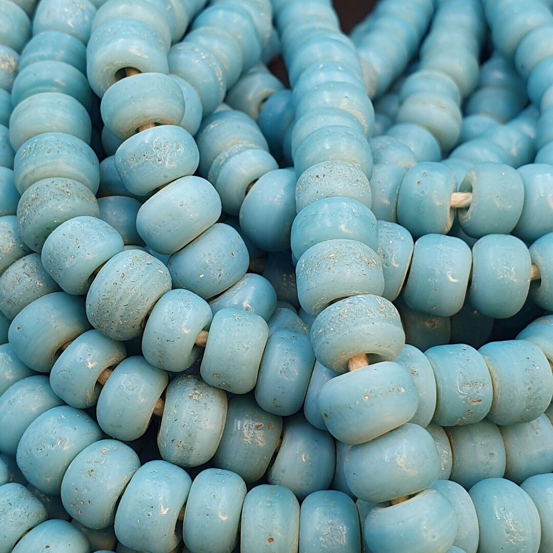 Belles Perles Anciennes Africaines En Verre Bleu Ciel - Vintage, 9 Mm, Longs Brins - Occasion