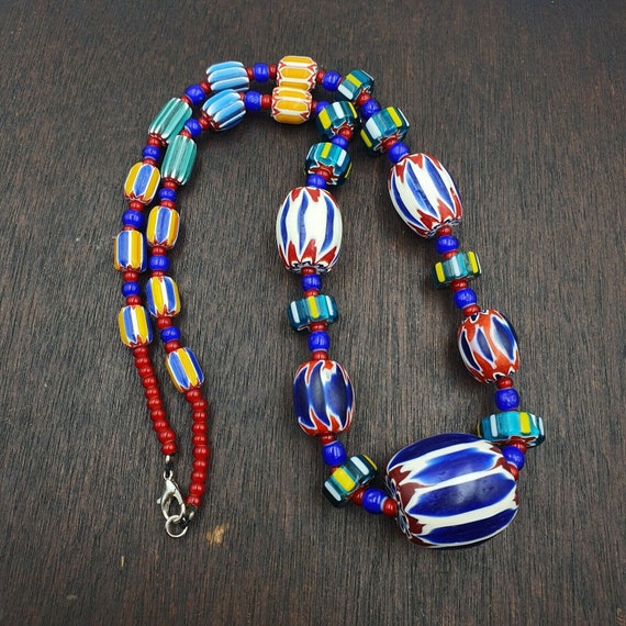 Vintage venetian white heart with blue chevron glass beads necklace. bg-13