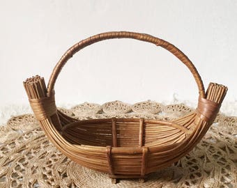 Vintage basket or fruit bowl, beautiful vintage bamboo or willow basket