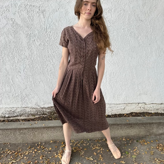 1950s Brown Eyelet Cotton Day Dress - image 2