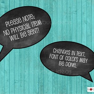 Puede incluir: Dos burbujas de di&aacute;logo negras con texto blanco sobre un fondo de madera turquesa. La primera burbuja dice "Por favor, tenga en cuenta: No se enviar&aacute; ning&uacute;n art&iacute;culo f&iacute;sico." La segunda burbuja dice "Se pueden realizar cambios en el texto, la fuente o los colores."