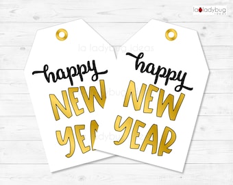 Può includere: Due etichette regalo bianche con lettere nere e dorate. Le etichette dicono "happy new year" in un font di scrittura a mano. Le etichette hanno un foro perforato nella parte superiore e sono pronte per essere legate a un regalo.