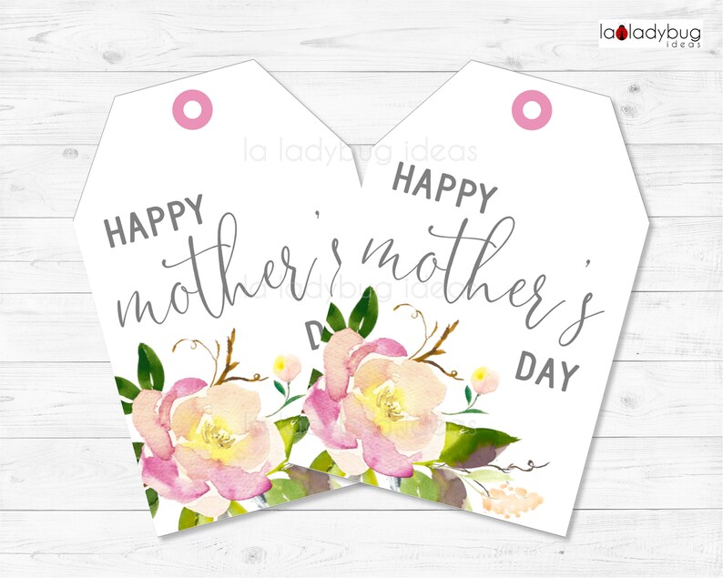 Puede incluir: Dos etiquetas de regalo blancas con dise&ntilde;os florales rosas y el texto "Feliz D&iacute;a de la Madre" en letras grises.