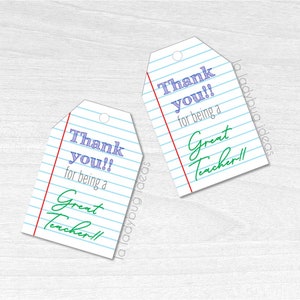 Puede incluir: Dos etiquetas de regalo imprimibles con un dise&ntilde;o de papel de cuaderno. Las etiquetas dicen "&iexcl;Gracias !! por ser un gran maestro !!" en texto morado y verde.