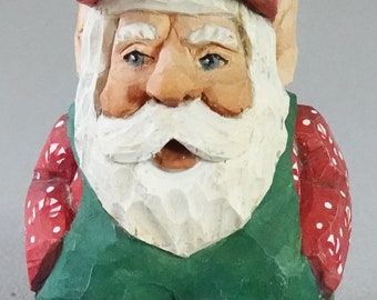 Arte de madera de Papá Noel, Papá Noel tallado, Papá Noel en cuclillas con un mono verde, las manos en el bolsillo, gorra roja SA94 4,5" X 2,5" X 2,5"