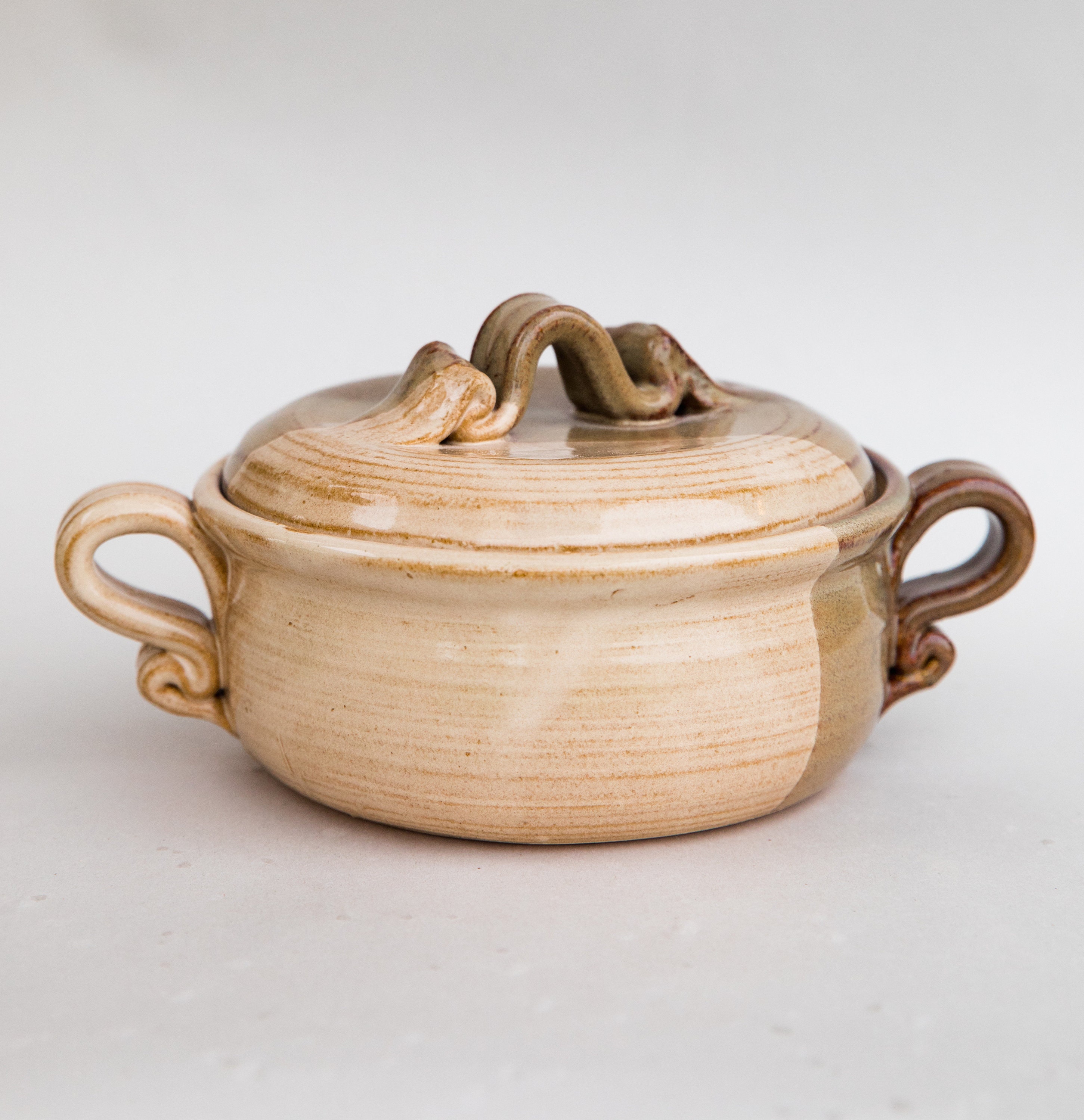 Ceramic casserole dish with lid top