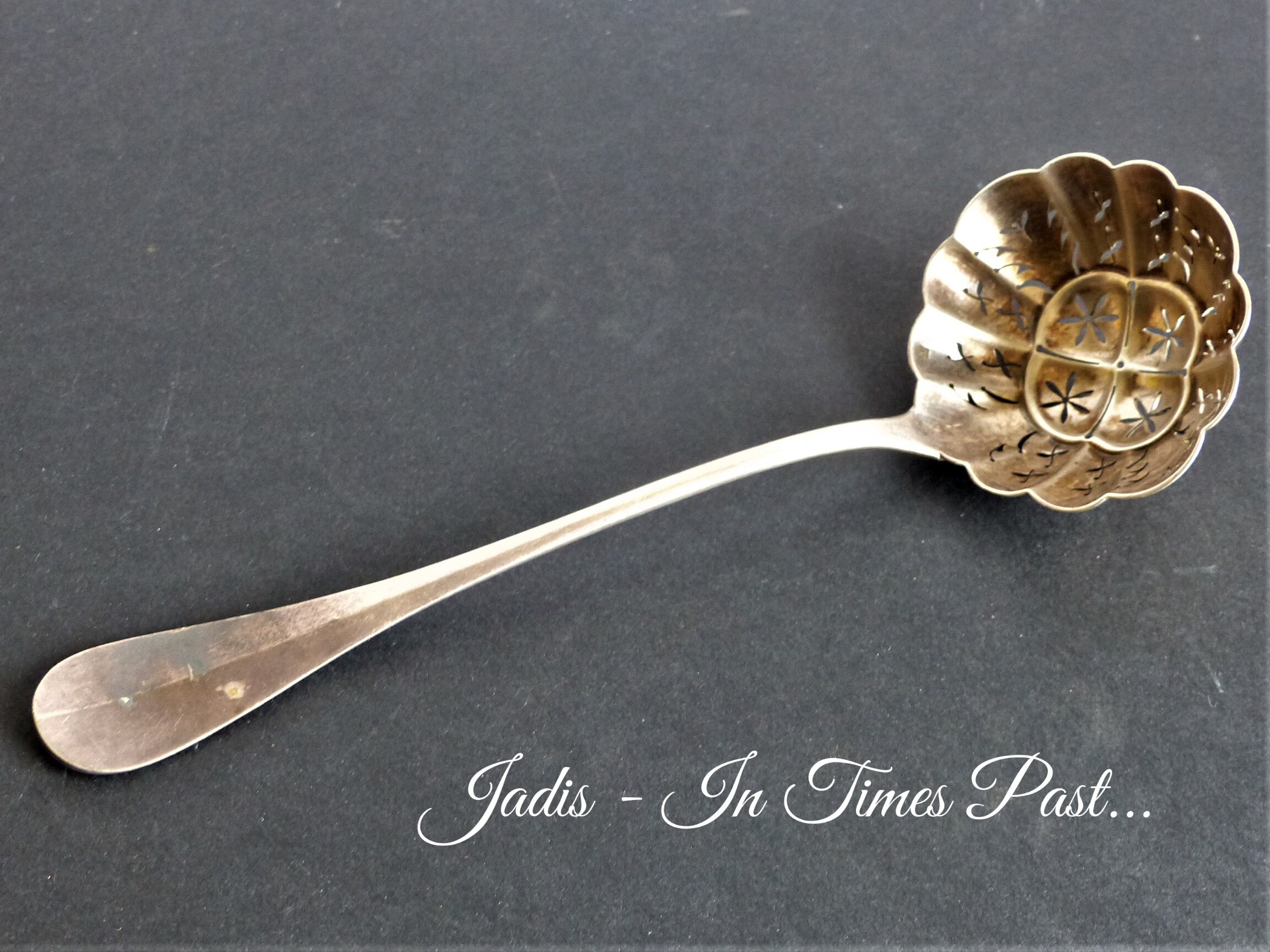 Antique Christofle Silver Plate Sugar Spoon, Français Antique Sifting Large Fruit Filet Violon Spoon