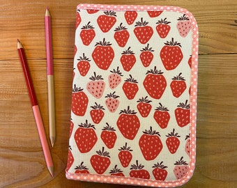 QUEEN OF BERRIES pencil case with double-sided colored pencils