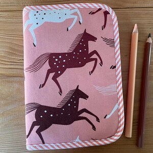 Astuccio WILD HORSES con matite colorate spesse