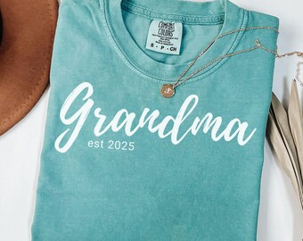 Camiseta personalizada da Vovó Est. 2025: Camiseta Comfort Colors tingida na cor da roupa