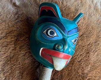 Ceremonialna grzechotka dla niedźwiedzia nr 3 | Styl plemienia Kwakiutlów z północno-zachodniego Pacyfiku | Ręcznie rzeźbiona drewniana reprodukcja | Inspirowane Indianami Ameryki Północnej | Źródło muzealne