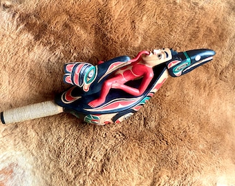 Grzechotka Raven Afterlife | Szaman Tlingit z północno-zachodniego Pacyfiku | Ręcznie rzeźbiona, malowana reprodukcja | Źródło muzealne