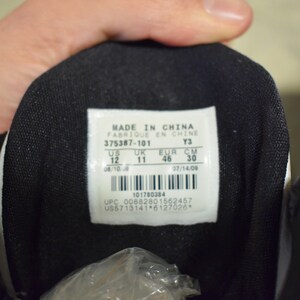 Peut inclure: &Eacute;tiquette de chaussure avec le texte "MADE IN CHINA FABRIQUE EN CHINE Y3 375387-101 US UK EUR CM 12 11 46 30 06/10/08 07/14/09 101780384 UPC 00882801562457 US5713141*6127026"
