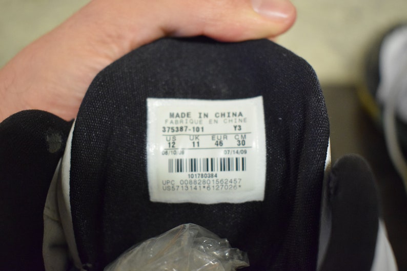 Peut inclure: &Eacute;tiquette de chaussure avec le texte "MADE IN CHINA FABRIQUE EN CHINE Y3 375387-101 US UK EUR CM 12 11 46 30 06/10/08 07/14/09 101780384 UPC 00882801562457 US5713141*6127026"