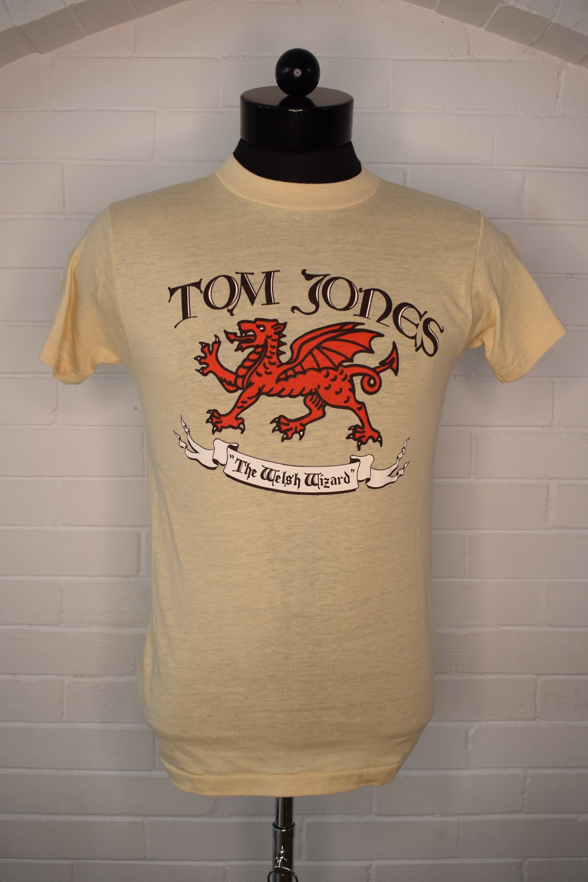 Vintage Tom Jones Welsh Wizard Beige Singer Concert Ched Brand T