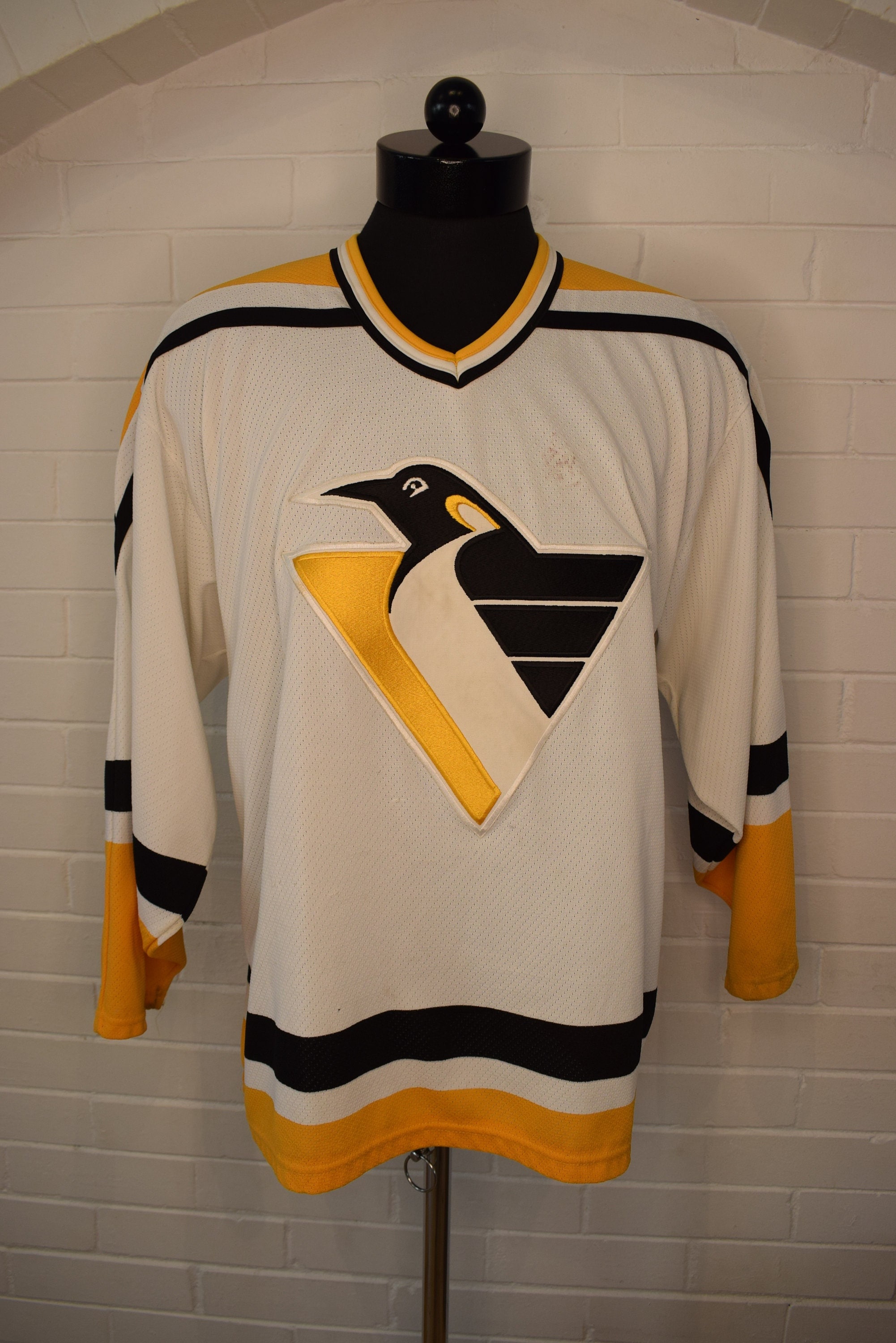 Vintage Pittsburgh Penguins Hockey-NHL CCM Jersey SizeXL