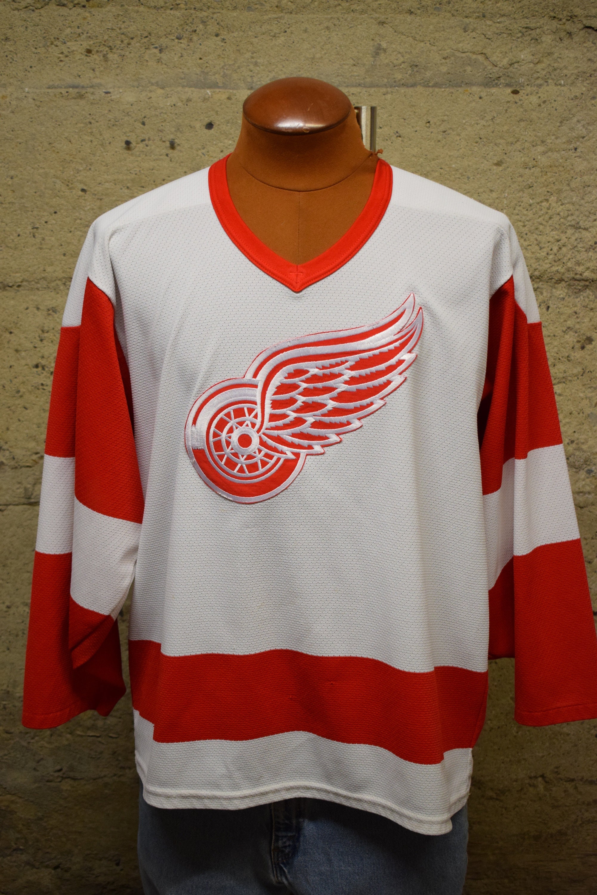 Mavin  Steve Yzerman Vintage Detroit Red Wings CCM Maska Hockey Jersey M  NHL