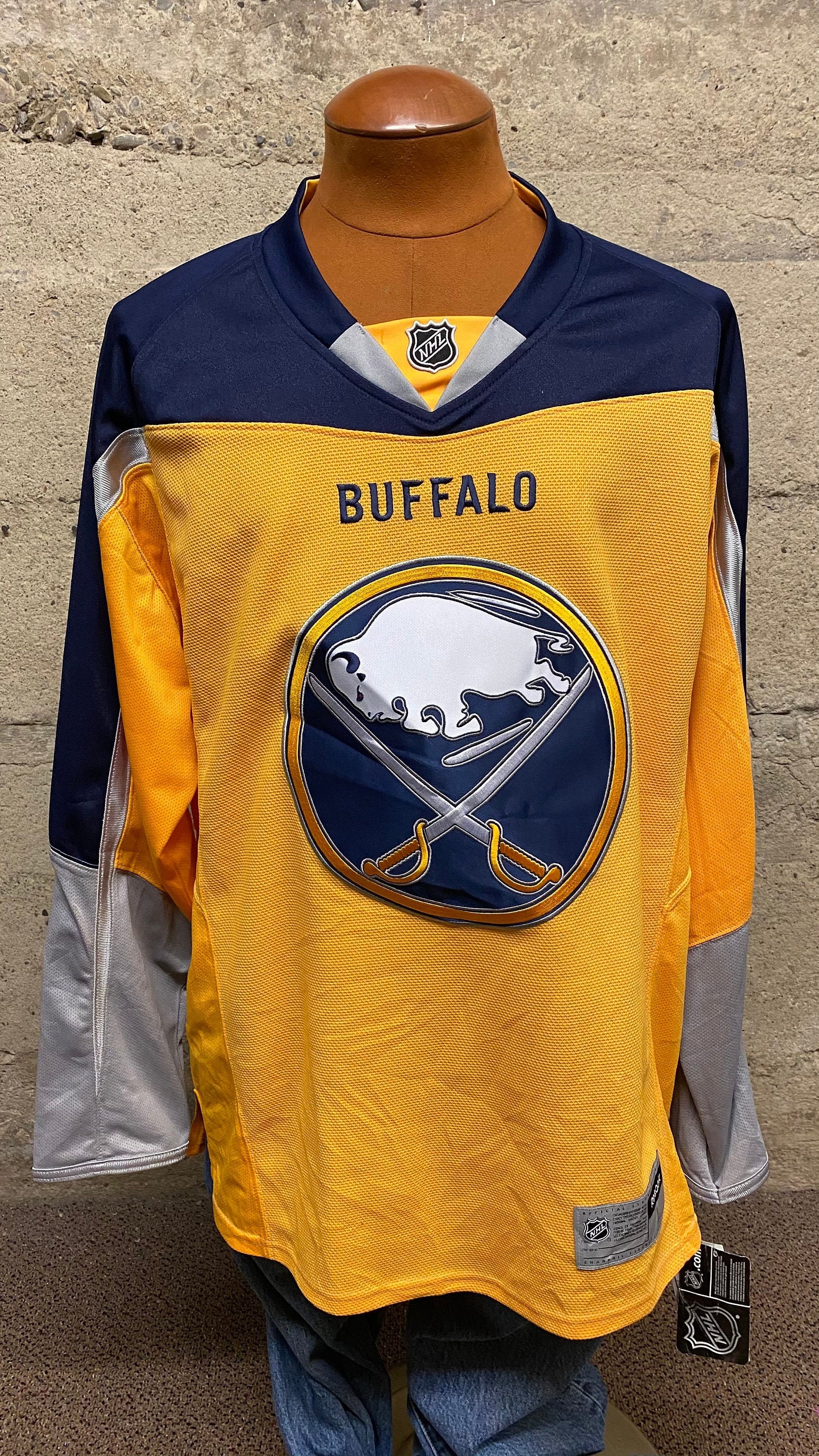 Buffalo Sabres jersey Mens Large Starter red L buffalo head goat head nhl  rare