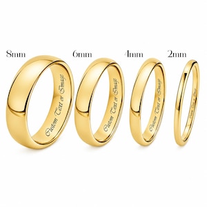 Puede incluir: Cuatro anillos de color dorado con superficies lisas y pulidas, mostrados en orden descendente de ancho desde 8mm hasta 2mm. Cada anillo presenta el texto grabado "Custom Text or Image" en la banda interior, etiquetado sobre cada uno.
