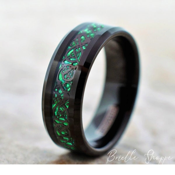 Wolfraam ring, mannen wolfraam trouwring, zwarte wolfraam ring, groene wolfraam ring, groene wolfraam band, Keltische ring, groene Keltische ring