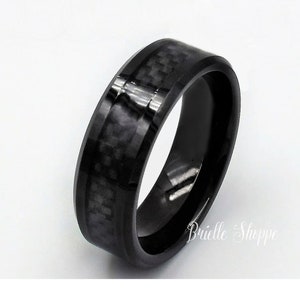 以下が含まれることがあります： カーボンファイバーインレイを施したブラックタングステンカーバイドリング。リングは面取りされたエッジとポリッシュ仕上げになっています。