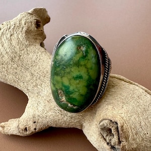 Size 5 1/2 &gt;&gt; Vintage early Navajo deep green Cerrillos turquoise oval shaped solitaire ring