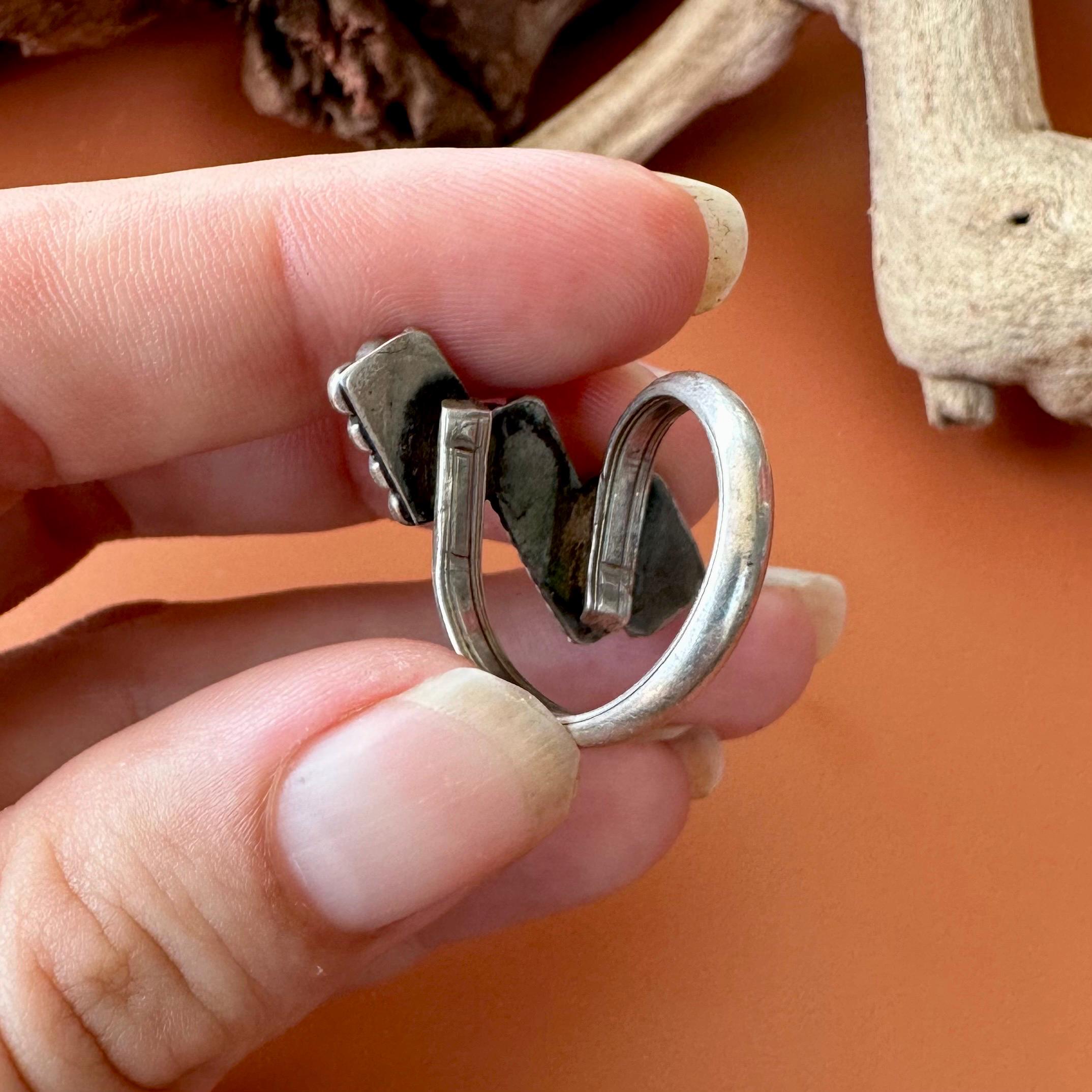 Size 6 >> Vintage Zuni Sterling Silver and Fourteen-stone