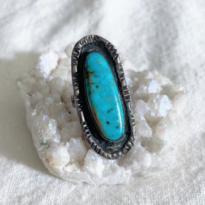 Size 8 >> Vintage Navajo sterling silver and bright blue turquoise elongated oval solitaire ring