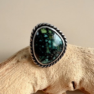 Size 6 1/2 >> Vintage Navajo sterling silver and Lone Mountain or Indian Mountain dark spiderweb turquoise solitaire ring