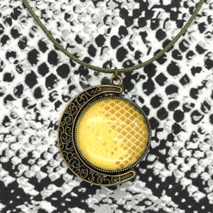 Peau de serpent naturel (fr) Bronze antique et Lune Jaune Collier de Pendentif (en anglais) Ball Python Shed - France Cadeau de l’amant de reptile Éthiquement source