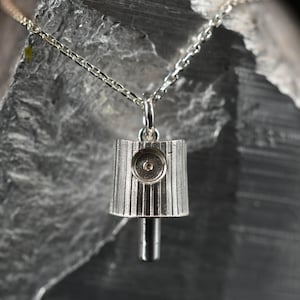 Colgante y cadena de plata con gorro de Nueva York