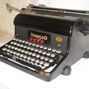 Máquina de escribir TORPEDO de la década de 1940. Máquina de escribir manual antigua. Teclas de cristal QWERTY. Máquina de escribir rara y funcional. Decoración de oficina vintage.
