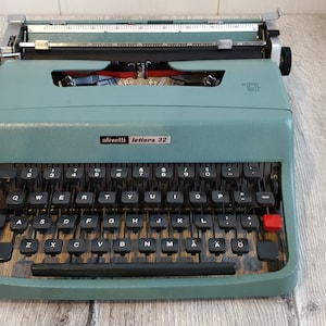 1970s OLIVETTI Lettera 32 Typewriter. Green Manual Typewriter. QWERTY Keyboard. Working Portable Typewriter. Vintage Machine. Gift idea